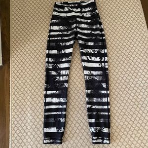 Lululemon wonder under black/white. Size 4